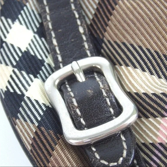 Burberry Kiss Lock Coin Purse with Chain Wrist strap - Picture 7 of 10